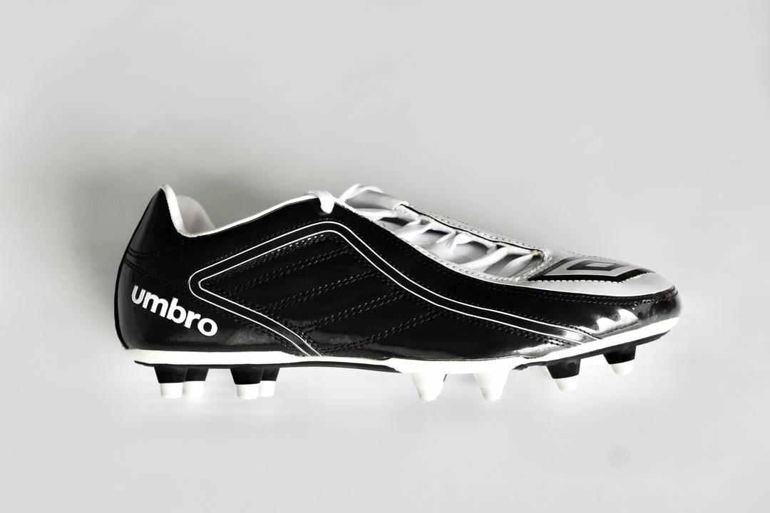 Umbro Junior Swerve Gloss Soccer Shoe 3 Umbro Junior Swerve Gloss Soccer Shoe